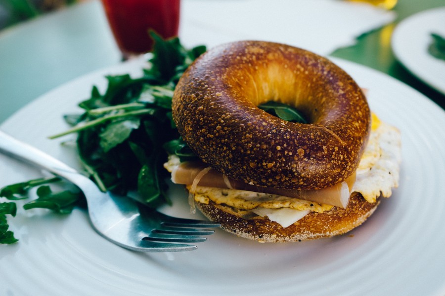 pequeno-almoço, pão, presunto, ovos, sanduíche, lanche, torrada, almoço, refeições, salada, organizado, garfo, decoração, prato, saboroso, fresca, na parte da manhã, prato, caseiro, alimentos e bebidas