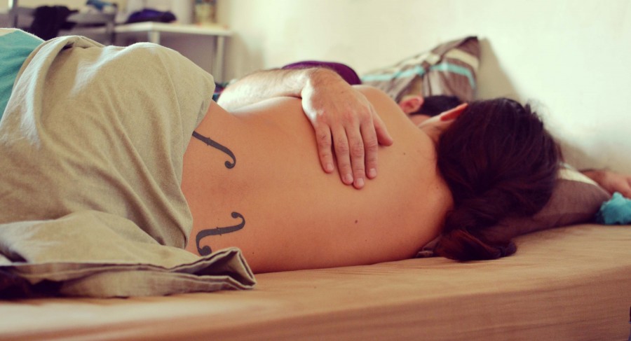 duas pessoas, casal, cama, deitado, deitado, sala, sono, dormindo, amor, abraços, abraço, costas, mulher,