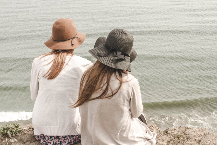 duas pessoas, pessoas, mulher, mulheres, jovens, adolescente, dia, praia, costa, chapéu, irmã, irmãs, tempo livre, fora,
