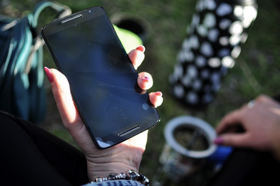 Mulher, com, smartphone Celular, smarthpone, mulher, mãos, ao ar livre, móvel, fosco, unhas, mulher, tecnologia