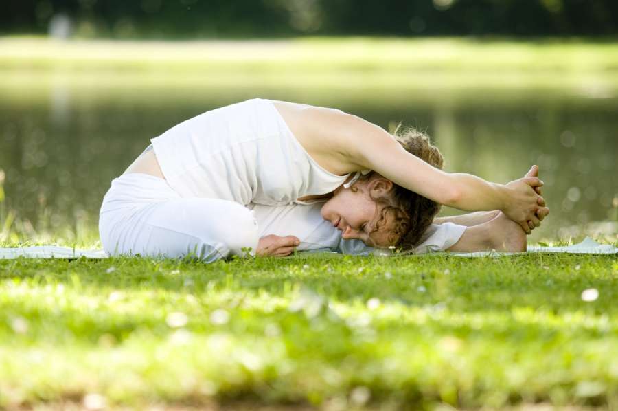 parque, jovem, saúde, esporte, estilo de vida, exercício, saudável, adulto, mulher, aptidão, roupas esportivas, grama, bem-estar, ioga, lótus, ao ar livre, meditando, natureza, verão, fêmea, relaxar, caucasiano, corpo, treino, treinamento, apto, rio, meditação, menina, pessoas, alongamento, bonito, positivo, asana, beleza, meditar, harmonia, praticando, concentração, flexível, equilíbrio, energia, ginástica, pose, relaxamento, pilates, zen, atividade, alongamento, lazer
