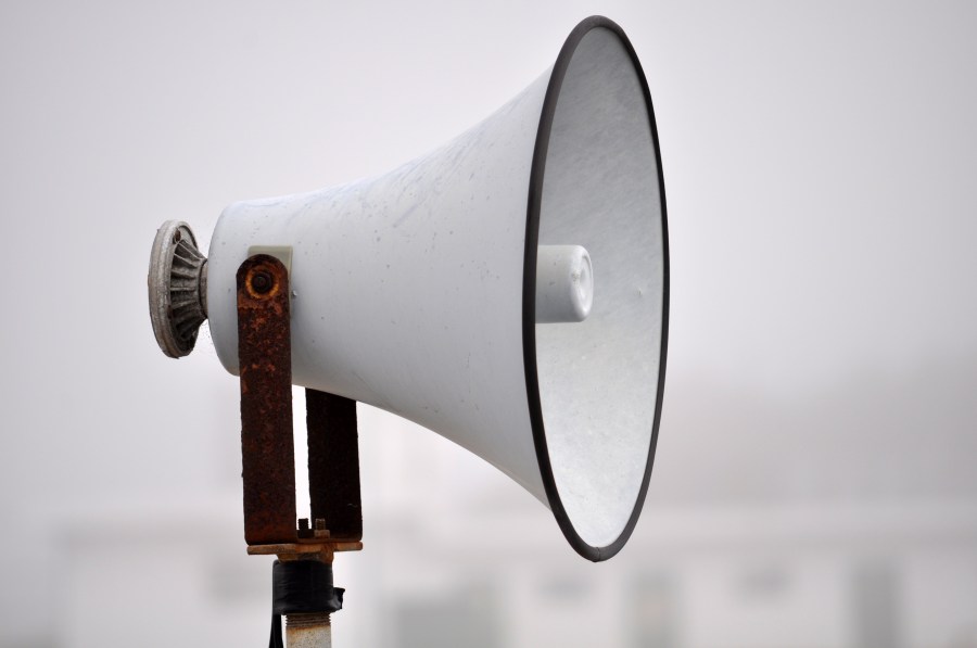 Megafone, Ruído, Usando a voz, Único objeto, Isolado, Fundo branco, Som,