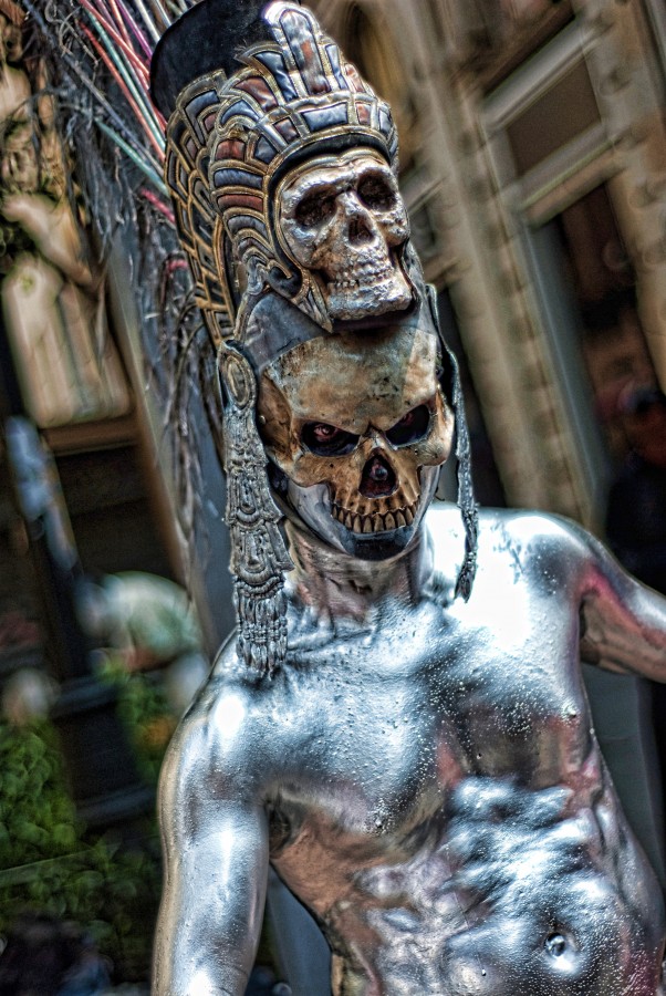 maquiagem, arte, desempenho, rua, ator, crânio, morto, prata, assustador, morte, lenda, folclore, méxico, cidade, viver, rosto, modelo, olhar, estilo, modelo de maquiagem, cultura, dia dos mortos, homem