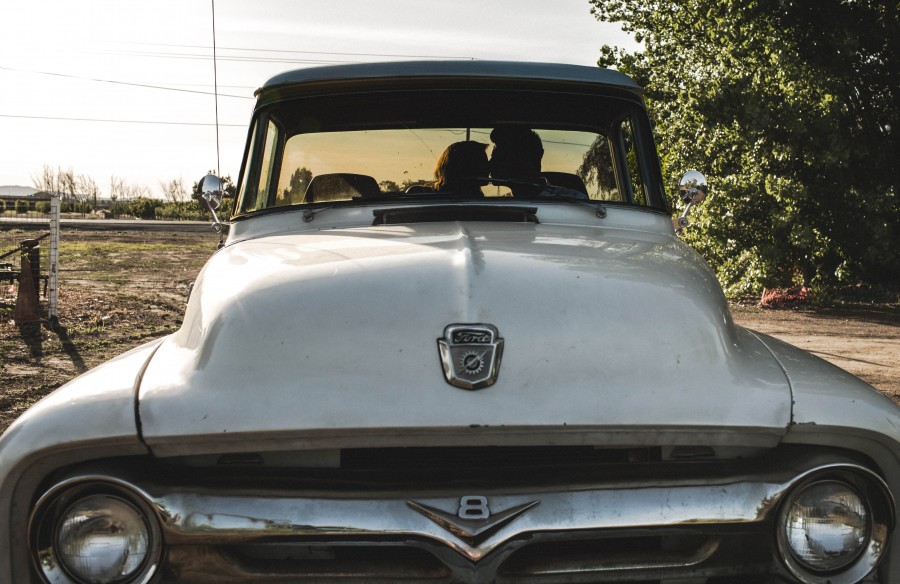 auto, carro, van, carro, velho, casal, beijo, amor, dia, exterior, vintage, duas pessoas, rural, cena,