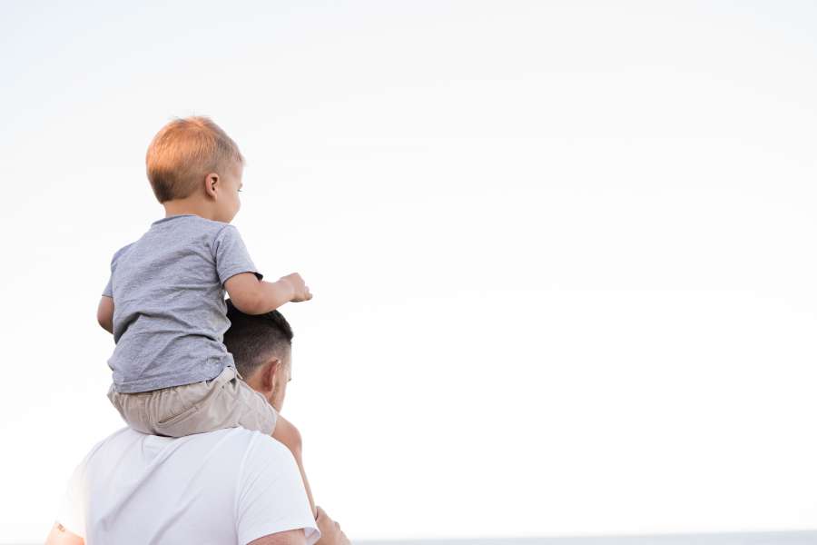 pai, família, filho, feliz, pessoas, juntos, diversão, pai, pai, criança, homem, estilo de vida, dia, criança, amor, menino, jovem, dois, alegre, infância, férias, adulto, lazer, felicidade, casual, masculino, alegria, homens, relacionamento, papai, saudável, jogando, viagem, atividade, pessoa, sorriso, caucasiano, sol, férias, natureza, vida, copyspace,
