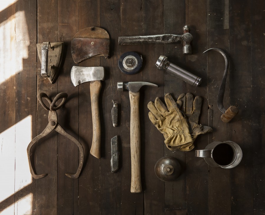 trabalho, ferramenta, ferramentas, martelo, machado, braçadeira, luva, luvas, trabalho, madeira, galpão, oficina, construção,