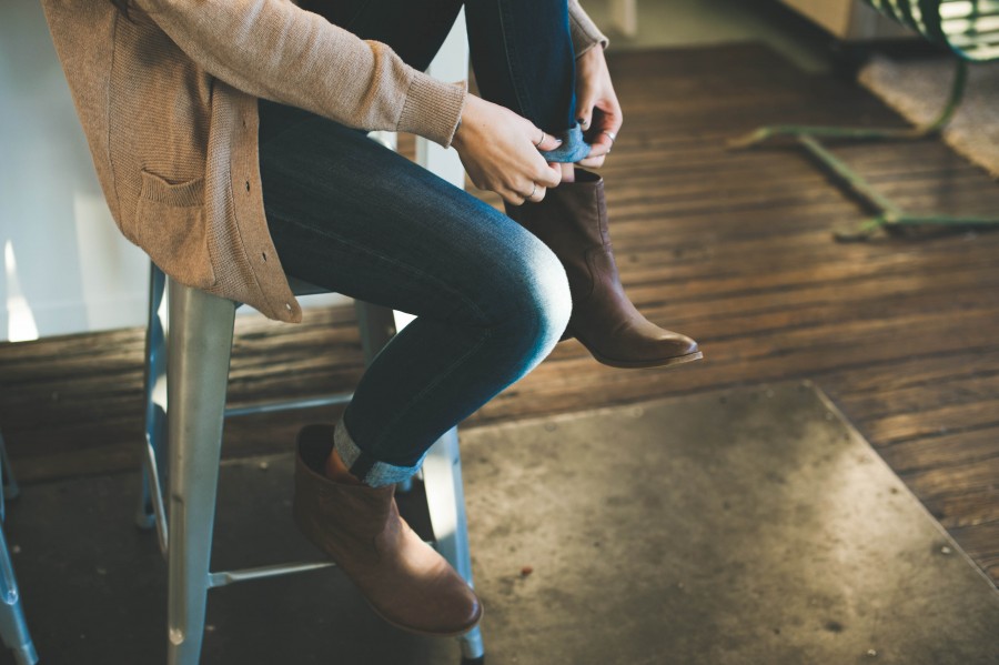 uma pessoa, pessoas, mulher, interior, jean, bota, botas, marrom, sapato, sapatos, calçado, interior, moderno, cool, jaqueta, moda, estilo de vida, casual,