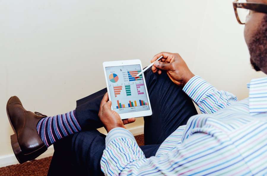 negócios, finanças, gráfico, tecnologia, gráfico, empresário, financeiro, tablet, relatório, sucesso, dados, crescimento, digital, lucro, homem, análise, escritório, marketing, estratégia, computador, diagrama, pessoas, informações, trabalho, planejamento, trabalho, pessoa, corporativo, progresso, conceito, documento, executivo, masculino, mão, econômico, local de trabalho, analisando, profissional, comunicação, internet, dedo, tela sensível ao toque, investimento, mercado, empresa, estoque, celular, consultor, crescer