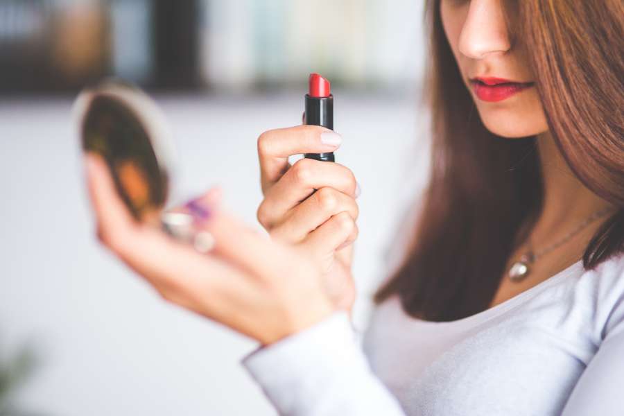 batom, lip gloss, lábios, vermelho, mulher, maquiagem, close-up, cabelo castanho, cabelo, espelho, beleza