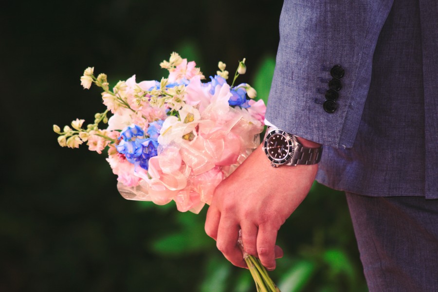 buquê de flores, homem, adulto, amor, celebração, celebração, aniversário, dom, romance, romantismo, romântico, flor, flores, buquê, relógio de pulso, relógio,