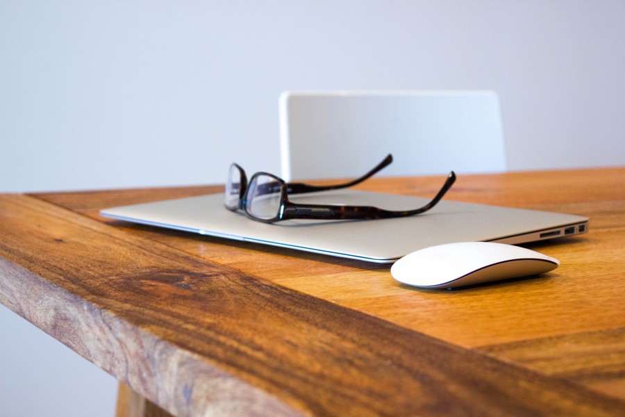 mesa, laptop, macbook, mac, lente, lentes, madeira, mouse, tecnologia, trabalho, interior, ninguém,