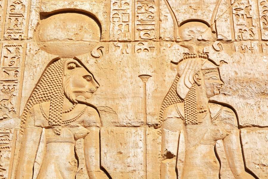 egípcio, bast, deusa, bastet, gato, estátua, escultura, egito, antiguidade, cultura, animal, plano de fundo, estatueta, antigo, hieróglifos, decoração, branco, deus, isolado, histórico, espiritual, figura, arte, dourado, mitologia, lembrança, religião, em pé, sentado, velho, objeto, interior, feito à mão, único, preto, pedra, retro, interior, beleza, amor, doméstico, arqueologia, símbolo, passado, patrimônio, tradicional, animais de estimação, relíquia, hieróglifo, faraó