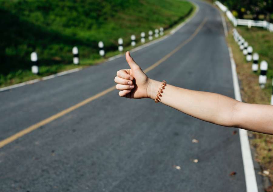 viagem, viagem, polegar, dedo, passeio, carregar, rota, estrada, exterior, férias, jovem, mulher, transporte, solitário, conceito, destino,