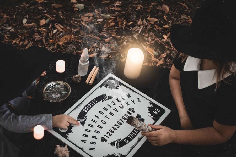 magia, perverso, fantasma, plano, design, escuro, papelão, demônio, sessão, fortuna, diabo, estrela, ouija, adivinho, espírito, pessoas, bege, superstição, ilustração, quadro, falando, morto, oculto, texto, assombro, susto, espiritualismo, fantasma, invisível, alfabeto, número, dia das bruxas, morte, contato, morcego, escuridão, plano de fundo, velho, mal, jogo, lua, assustador, marrom, longo, sinal, jogo, ícone, sombra, dia das bruxas