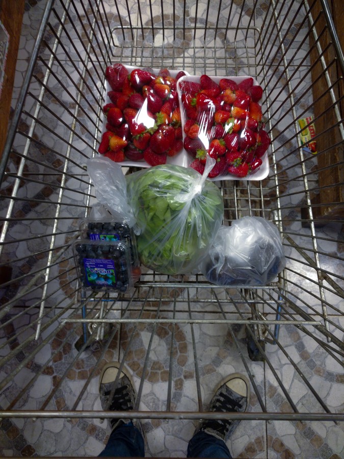 compra, verdureiro, legumes, frutas, alimentos, legumes, alimentos saudáveis, chango, carrinho, sacos, mirtilos, morangos, alface, variedade, desintoxicação