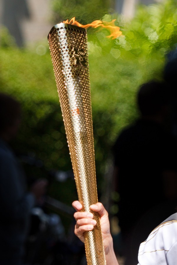 tocha olímpica, olimpíadas, tocha, fogo, jogos olímpicos, esportes, símbolo, conceito, dourado, segure,