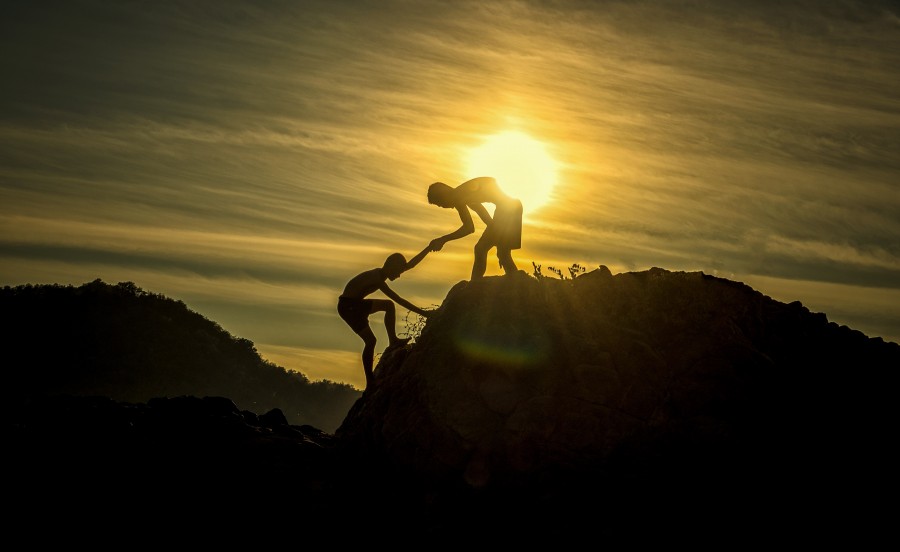 aventura, arma, ajuda, atleta, meninos, desafio, escalar, trepadeiras, escalada, companheiro, exercício, extremo, amigo, amizade, mãos, ajudar com, caminhante, inspiração, motivação montanhas, montanhista, movimento, natureza, ao ar livre, associação, inclinação, pico, para relaxar, resgate, rocha, silhueta, céu, esportes, força, sucesso, madrugada, pôr do sol, trabalho em equipe, geografia, tour, turistas, vitória, vencedor, juventude