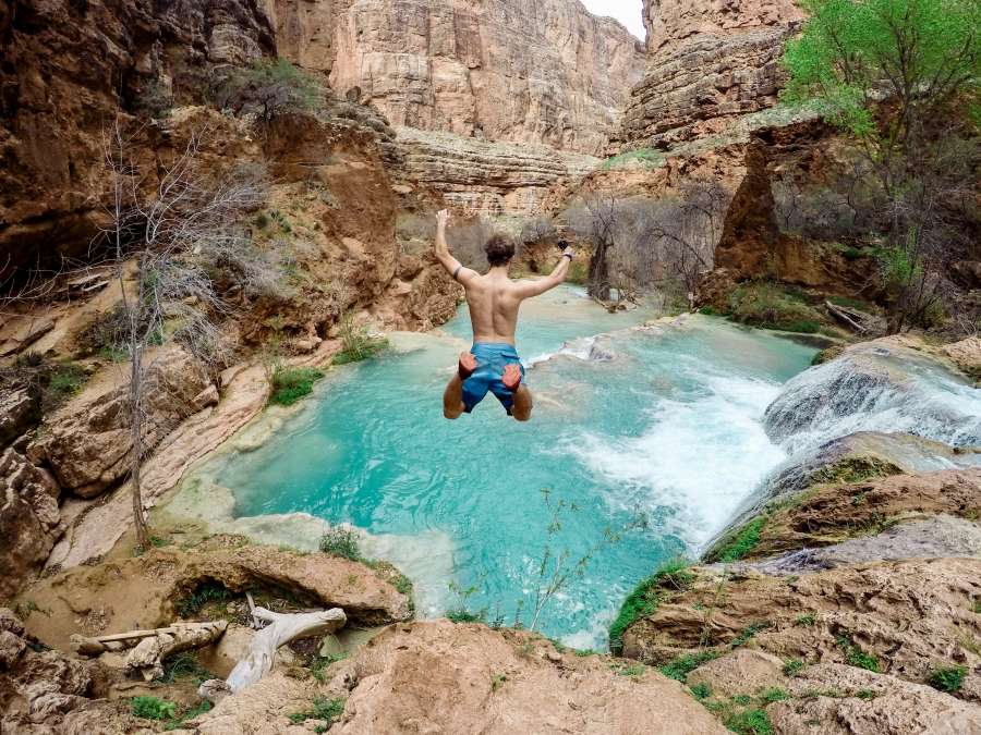 uma pessoa, homem, jovem, saltar, saltar, fora, rio, montanha, canyon, aventura, férias, verão, salto, adrenalina,