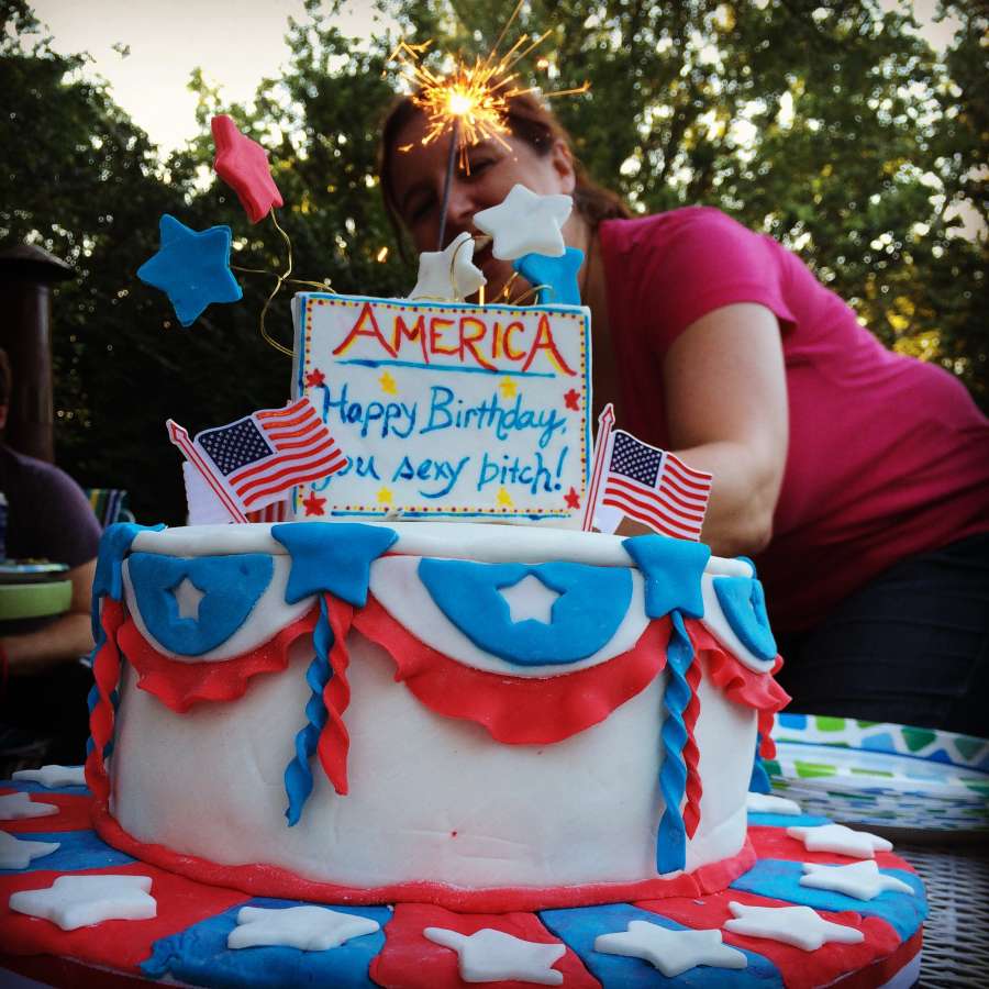 americana, independência, eua, dia, américa, feriado, julho, celebração, feliz, nacional, bandeira, unido, liberdade, azul, plano de fundo, vermelho, patriótico, quarto, 4, patriotismo, saudação, design, 4 de julho, evento, branco, estados, estados unidos, dia da independência, país, comemorar, história, nação, 4, quarto de julho, liberdade, 4 de julho, 4 de julho, 4 de julho plano de fundo, bandeira dos EUA, bandeira dos estados unidos, mulher, bolo, brilho,