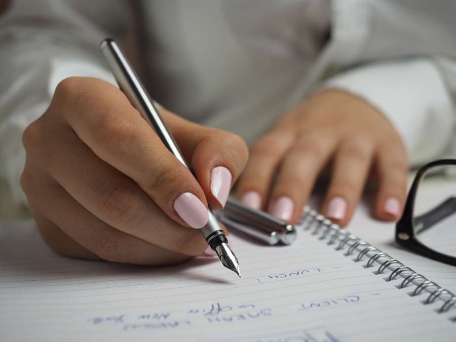 composição, caneta-tinteiro, mãos, caligrafia, manuscrita, lista, unhas, caderno, caneta de escritório, horário, mãos de mulher, trabalho, escrita
