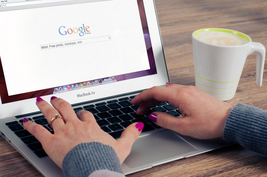 uma pessoa, pessoas, mulher, laptop, tecnologia, computador, computador, laptop, google, motor de busca, mãos, mesa, copo, café,