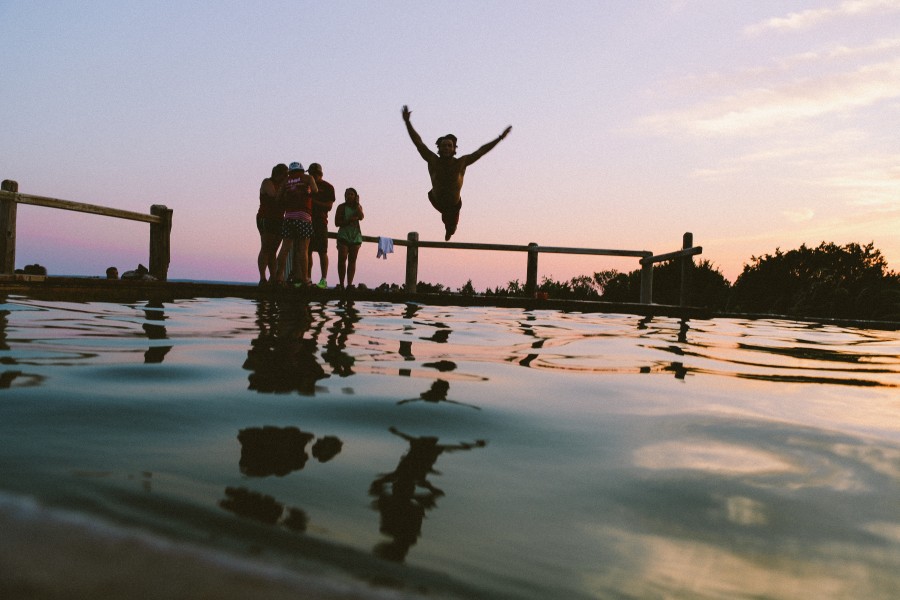 piscina, piscina, água, salto, salto, jovem, divertido, homem, adulto, amigo, amigos, família, pessoas, pôr do sol, braços abertos, céu, alegria, felicidade, liberdade,