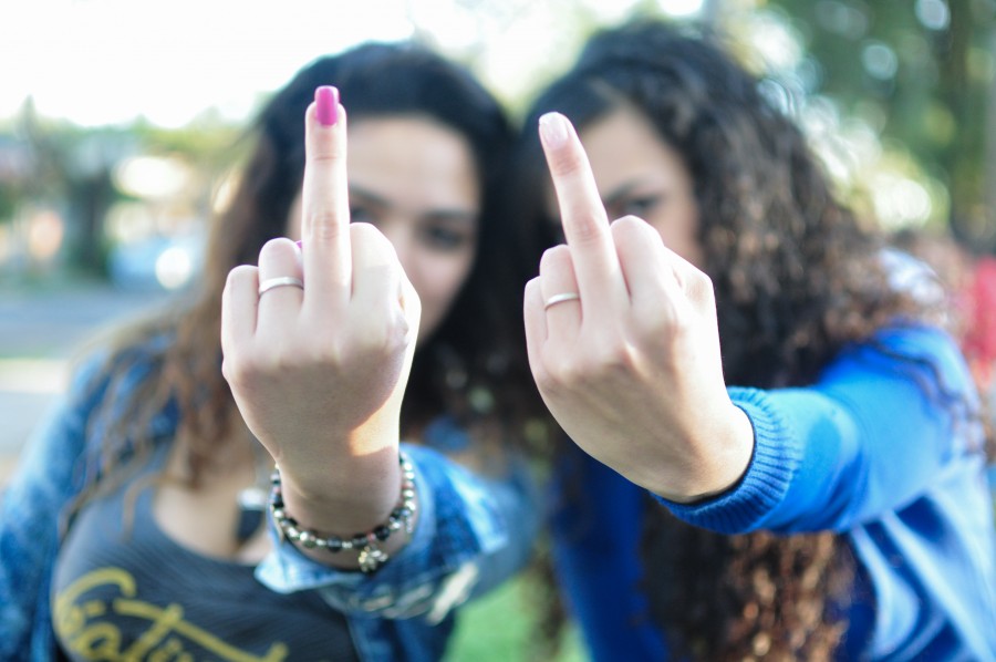 mulher, mulheres, jovens, 20-25 anos, ao ar livre, sinal, foda-se, gesto, gestos, borrão, rebelião, indecente, foda-se, imprudente, menina, meninas