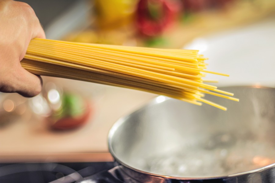 Espaguete, macarrão, refeições, semolina, panela, a ferver, água, cozinhar, cozinhar, mãos, massas, secas,