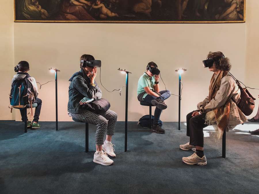 museu, virtual, arte, tecnologia, digital, moderno, futurista, galeria, óculos, vr, ciberespaço, realidade, pessoas, criativo, conceito, história, ciência, computador, mulher, conceitual, informações, mão, antiguidade, cabeça, design, jogo, beleza, ideia, fêmea, sem mãos, branco, dados, irreal, fundo azul, estátua, rede, bela, presente, violeta, fundo roxo, exposição, educação, passado, galeria de arte, simulador de realidade virtual

