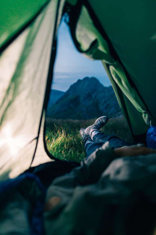 tenda, paisagem, homem, turismo, montanha, vista, procurando, férias, caminhadas, estilo de vida, aventura, verão, viagem, bela, ao ar livre, acampamento, céu, lazer, férias, natureza, pessoas, viagem, descanso, recreação, perspectiva, mentindo, turista, mulher, atividade, caminhante, caminhada, feliz, mochila, jovem, ensolarado, cênico, relaxante, amor, azul, água, manhã, montanhas, interior, masculino, maravilhoso, relaxe, floresta, pessoa