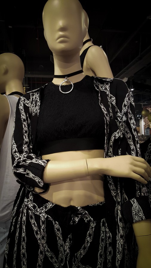 manequim, modelo, vestuário, de suspensão, compras, varejo, vestido, colorido, têxtil, luz solar, empresa de pequeno porte, variação, escolha, ninguém, ao ar livre, cor, dia, à venda - Inglês frase, fotografia, Horizontal, mercado tenda, vestuário, moda, boutique, barra, cabides, escolha, cabide, fêmea, venda, vestido, vestuário, terno, vestuário, vestuário, enxoval, vestuário, vestuário, camisa, camisas, cores