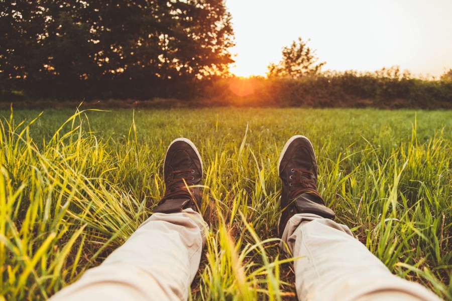 splitshire, uma pessoa, pessoas, homem, sapato, sapatos, pôr do sol, pôr do sol, pôr do sol, cena rural, campo, relaxar, calma, quieto, tranquilidade, serenidade,