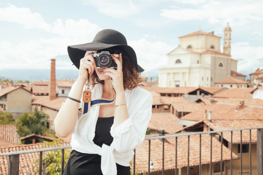 uma pessoa, pessoas, mulher, férias, turismo, fotografia, fotografia, fotógrafo, exterior, jovem, beleza, elegante, paisagem urbana, câmera, Turquia, chapéu, fotografia, fotografia, europa, viagem, viva, elegante,