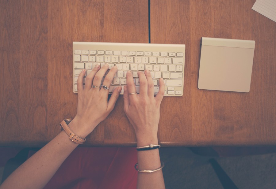 Jóia, mulher, trabalho, maçã, parte do corpo, negócio, computador, mesa, dedos, mãos, teclado, mac, mercado, metais, papel, anel, anéis, meios sociais, laranja marrom, tecnologia, trackpad, datilografar, relógio, trabalho de madeira