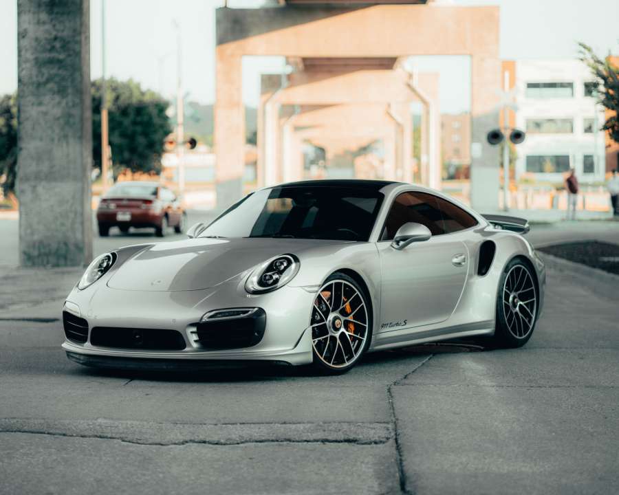 porsche, carro, transporte, automóvel, 911, automóvel, veículo, luxo, design, transporte, velocidade, tecnologia, moderno, direção, automotivo, motor, branco, porsche 911, estilo, rápido, novo, modelo, clássico, turbo, prata , poder, esporte, supercarro, detalhe, retro, esportes, roda, indústria, isolado, estrada, motor, luz, caro, brilhante, alemão, frente, show, estilo de vida, exposição, vintage, internacional