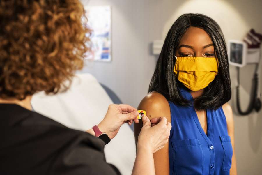 vacina, mulher, coronavírus, jovem, vírus, paciente, vacinação, saúde, mulher, gripe, remédio, pessoas, braço, injeção, proteção, cobiça, médico, cuidado, homem, receber, saúde, gripe, prevenção, pandemia, imunidade, enfermeira, injeção, senhora, covid-19, médico, máscara, homem, imunização, adulto, segurança, seringa, rosto, inoculação, proteger, chinês, asiático, corona, bandagem, feliz, dose, japonês, imune, hospital, preto, epidemia