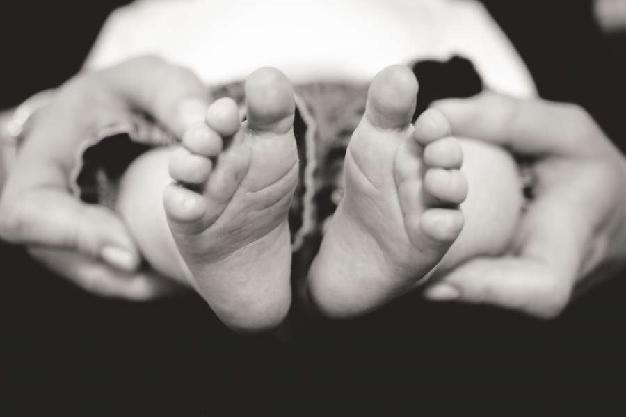bebê, pé, pés, preto e branco, família, amor, mãos, segure, conceito, recém-nascido, criança,