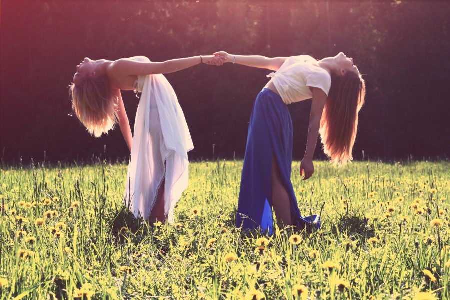 duas pessoas, pessoas, mulher, loira, loira, pôr do sol, jovem, adolescente, paisagem, pôr do sol, dourado, beleza, natureza, relaxamento, serenidade, cabelo, tranquilidade, viagem, férias, jogo, jogar, agarrar reflexão, amizade, união, relacionamento,