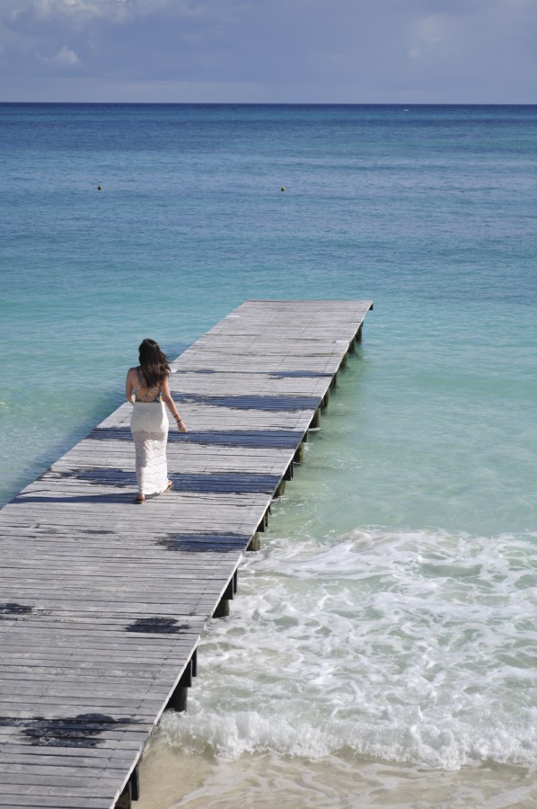 mulher, jovem, saia longa, mar, praia, férias, paraíso, paraíso destino, paisagem, cais, andar, feminino, água, céu, vista, relaxar, viagem, méxico, cancun, riveira maya