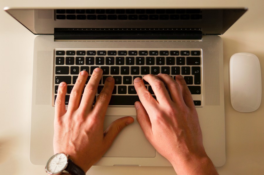 homem, mãos, escrivaninha, uma pessoa, pessoas, teclado, computador, laptop, trabalho, trabalho, teclado, vista superior, tecnologia, negócio,