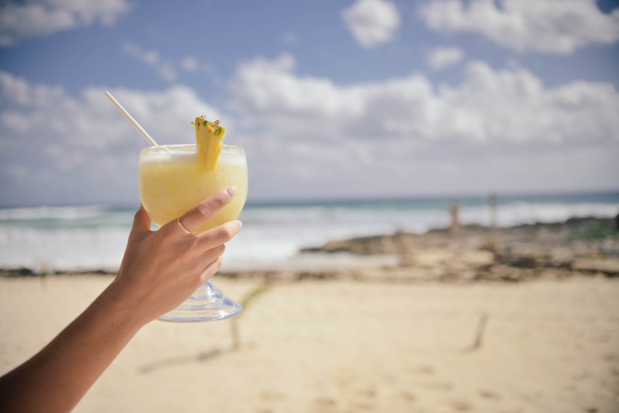 Praia, oceano, abacaxi, Pina Colada, Verão, viagens, mulher, amarelo, álcool, bar, azul, coquetel, bebida, mãos, holliday, festa, relaxar, restaurante, SAMD, mar, sol, férias,