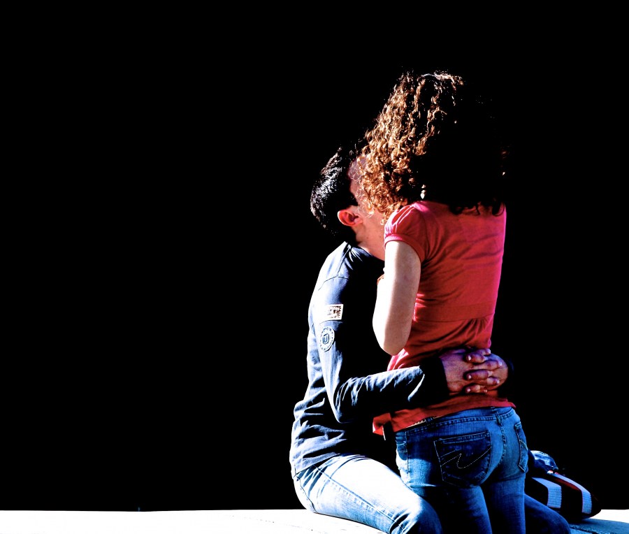 Duas pessoas, casal, amor, fora, abraço, homem, mulher, jovem, jovem adulto, jovem, 20 a 25 anos de idade