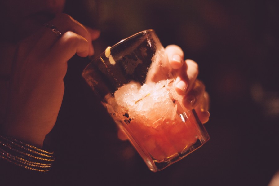 uma pessoa, beber, beber, beber, namorada, gelo, frio, interior, bar, noite, nightime, vidro, cocktail,