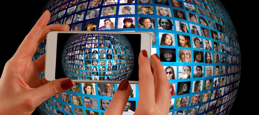 smartphone, mãos, foto montagem, rostos, álbum de fotos, mundo, população, mídia, sistema, rede, notícias, pessoal, conexão, conectados, uns com os outros, juntos, esforço, comentários, relacionamento, irmandade, democratização, serviço, digital, um igual, impressão, impressões, amigos, amigável, amizade, paz, comunidade, esforço conjunto, cooperativa, globalalisierung, grupo, ação, interação, colaboração, colegiado, comunicação, consumidor, cooperar, koorparativ, pessoas, equipe, opinião, humano, trabalhar com, usuários, organização, em associação, pessoa, projeto, social, jogar, trabalho em equipe, unidos, promessa, diversidade, nós, saber, cooperação, grupo de pessoas, mulher, homem, realidade, virtual, telefone, móvel, câmera, retrato, estilo de vida, fotografia, samsung, imagem, menina, fotógrafo, telefone móvel, anúncios