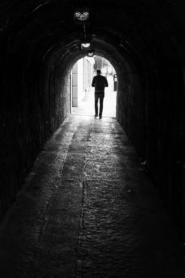 35 mm, preto e branco, preto e branco, cândido, dublin, europa, irlanda, luz, homem, foto, fotografia, sombra, sony, rua, túnel, urbano, andar, uma pessoa, homem,
