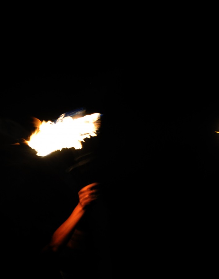 conceito, fogo, mãos, calor, lanterna, carregar, luz, iluminar, iluminação, fundo preto, escuro, escuridão, olimpíada, uma pessoa, elevador,