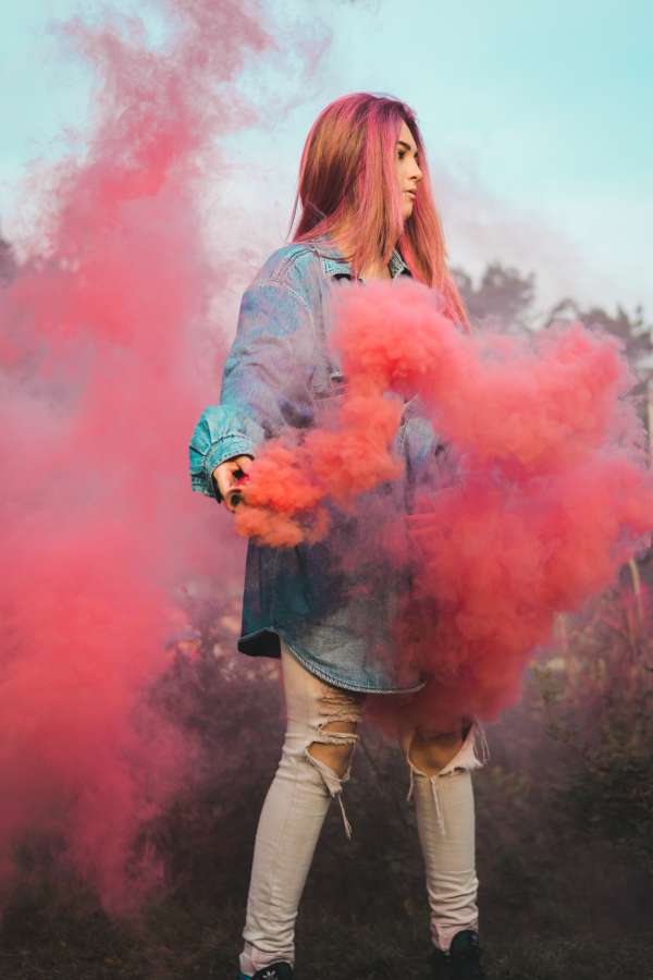 Mulher, femininas, sparkler, vermelho, fumaça, árvore, bosque, retrato, cor-de-rosa