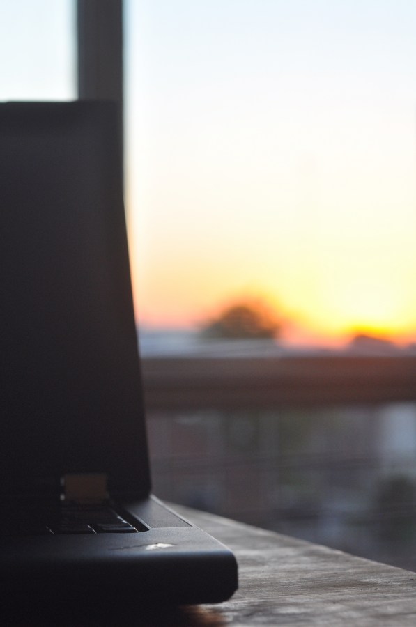 Computador, laptop, laptop, tecnologia, mesa, escritório, pôr do sol, pôr do sol, trabalho,