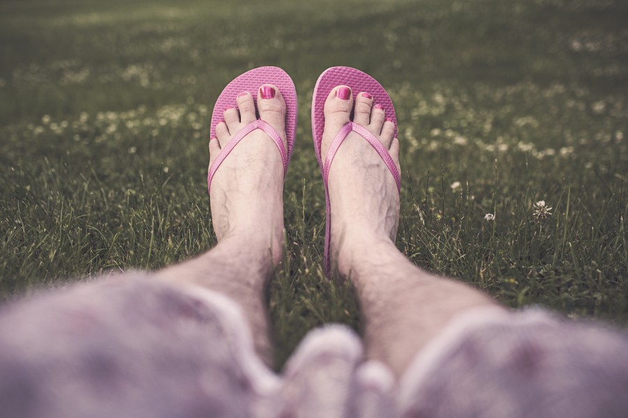 gay, homesexuality, pés, pedicuria, flip-flops, rosa, grama, mentindo, vestido, homossexual, transexual, travesti, travesti, orgulho gay, pernas, bonito, parte do corpo, homem, fêmea, unhas pintadas, unhas dos pés, transexuais