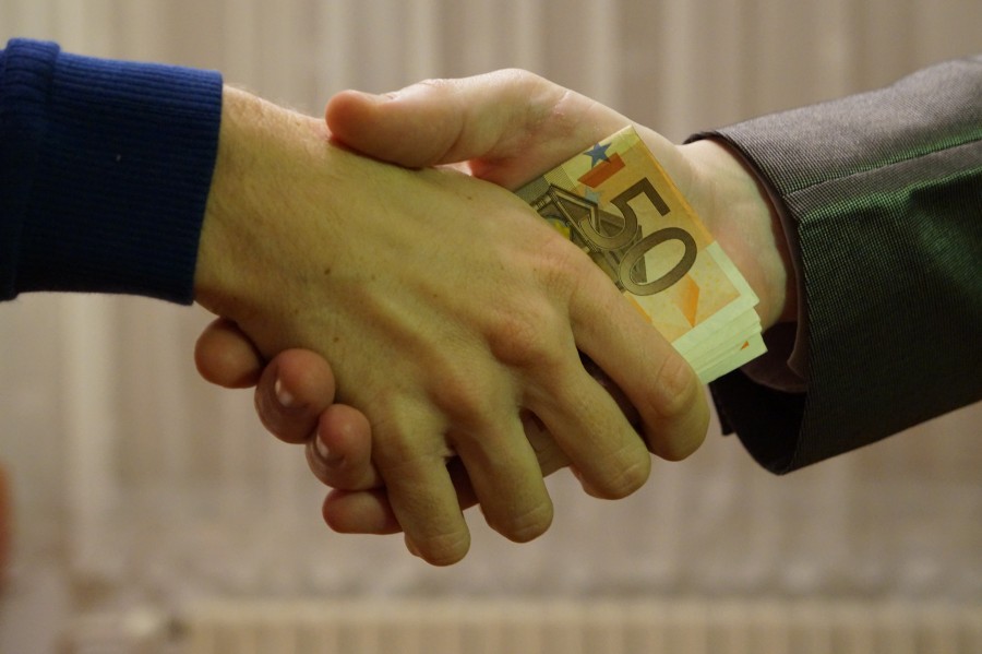 corrupção, mãos, mãos, aperto de mão, pessoas, duas pessoas, negócio, transação, dinheiro, imoral, corruptos, coima, política, suborno, conceito,